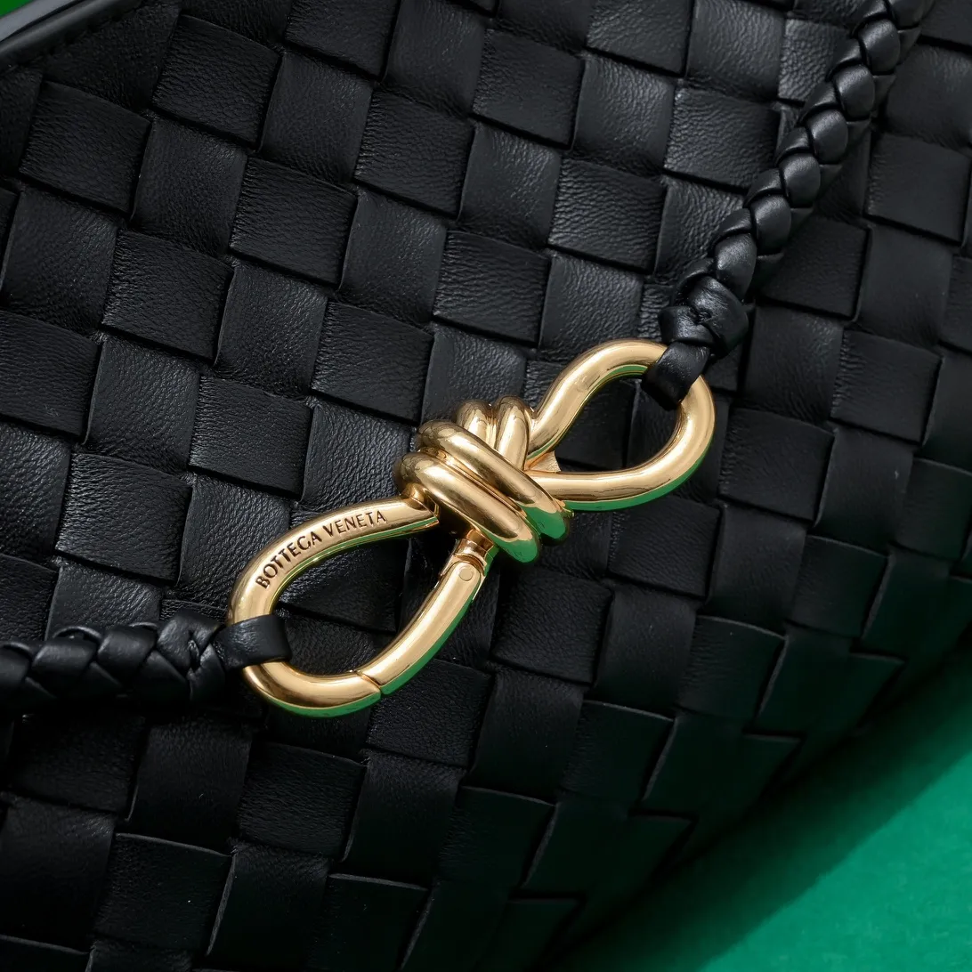 Batch 1960 #Bottega Veneta new horizontal Andiamo handbag, many stars have the same style 🎈 Classic full-body leather weaving with golden rope buckle, stable and chic enough [proud] The whole body is made of Nappa sheep leather, comfortable, soft and dynamic. The sliding metal rope buckle can adjust the shoulder strap, single shoulder / handbag / crossbody, multiple carrying methods, large bag capacity, suitable for commuting / daily / travel This bag is divided into small/medium/large sizes. There is always one that suits you, so take me with you🎀🎀 Size: 29x18x10 Model: 6463#